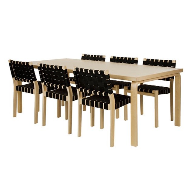 Ambiente con Sillas 611 patas madera de abedul natural cincha negra de Artek