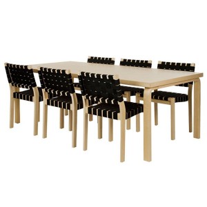 Ambiente con Sillas 611 patas madera de abedul natural cincha negra de Artek