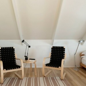 buhardilla con Sillones 406 de Artek cinchas color negro