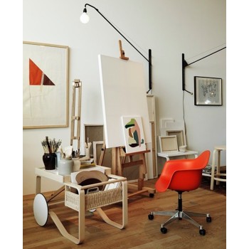 interior con Tea Trolley 900 cerámica blanca y cesta de mimbre de Artek interior con Tea Trolley 900 cerámica blanca y cesta de mimbre de Artek
