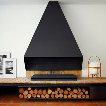 Lámpara Cesta Santa y Cole junto a la chimenea. Lámpara Cesta Santa y Cole junto a la chimenea.