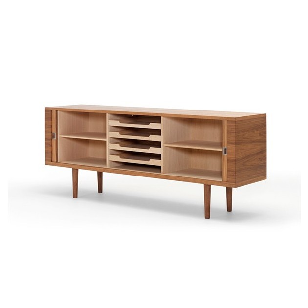 Interior del Aparador credenza CH825 en roble de Carl Hansen. Disponible en Moisés showroom