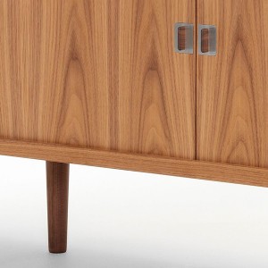 Detalle pata Aparador credenza CH825 en roble de Carl Hansen. Disponible en Moisés showroom