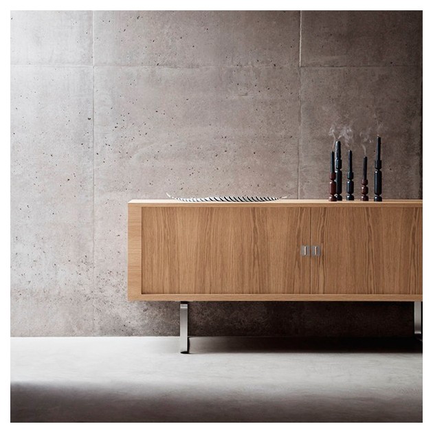 Recibidor con Aparador credenza CH825 en roble de Carl Hansen. Disponible en Moisés showroom