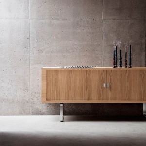 Recibidor con Aparador credenza CH825 en roble de Carl Hansen. Disponible en Moisés showroom