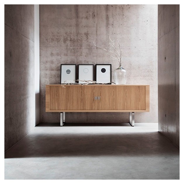 Comprar Aparador credenza CH825 en roble de Carl Hansen ambiente pasillo. Disponible en Moisés showroom