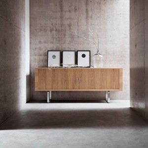 Comprar Aparador credenza CH825 en roble de Carl Hansen ambiente pasillo. Disponible en Moisés showroom