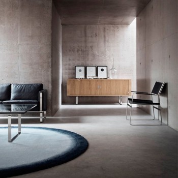 Aparador credenza CH825 en roble y patas acero de Carl Hansen en ambiente. Disponible en Moisés showroom Aparador credenza CH825 en roble y patas acero de Carl Hansen en ambiente. Disponible en Moisés showroom
