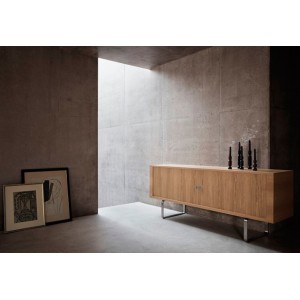 Credenza CH825 en roble patas de acero de Carl Hansen. Disponible en Moisés showroom