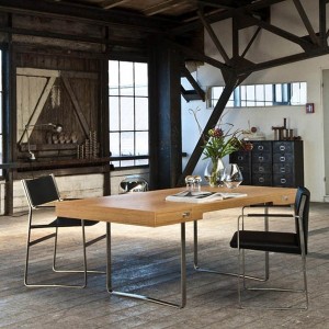 Ambiente oficina con mesa CH110 de Carl Hansen. Disponible en Moisés showroom