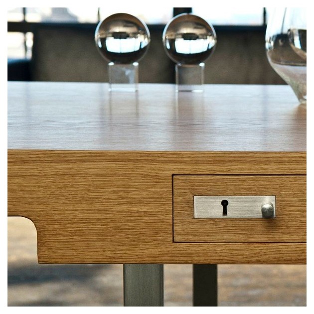 Detalle mesa de oficina CH110 roble de Carl Hansen. Disponible en Moisés showroom