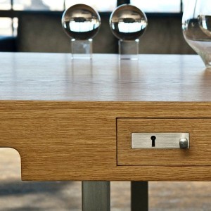 Detalle mesa de oficina CH110 roble de Carl Hansen. Disponible en Moisés showroom