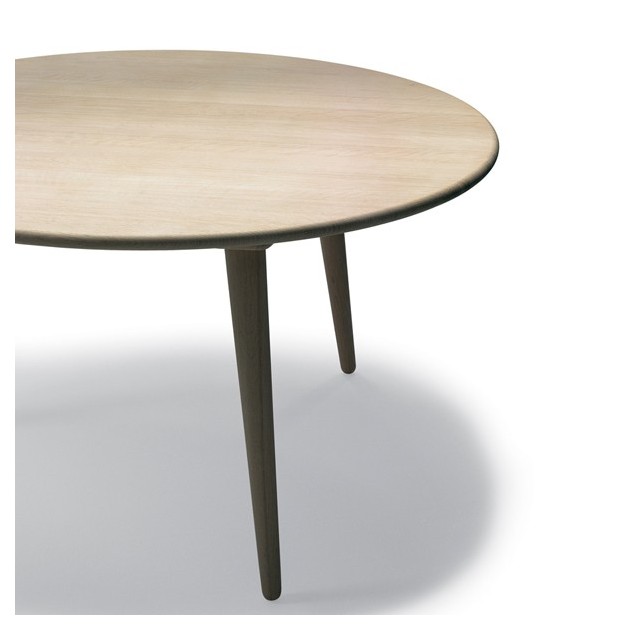 Comprar mesa CH008  diámetro 88 cm de roble de Carl Hansen. Disponible en Moisés showroom