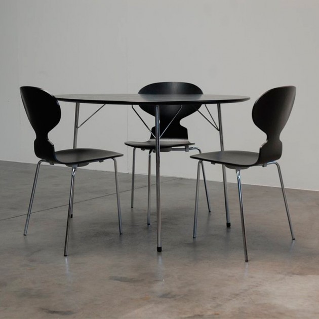 Silla Ant de Fritz Hansen diseñada por Jacobsen en Fresno teñido