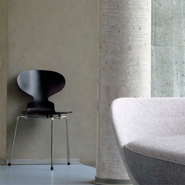 Silla Ant de Fritz Hansen diseñada por Jacobsen en Fresno teñido