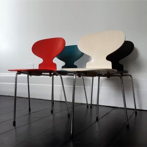 Silla Ant de Fritz Hansen diseñada por Jacobsen en Fresno teñido