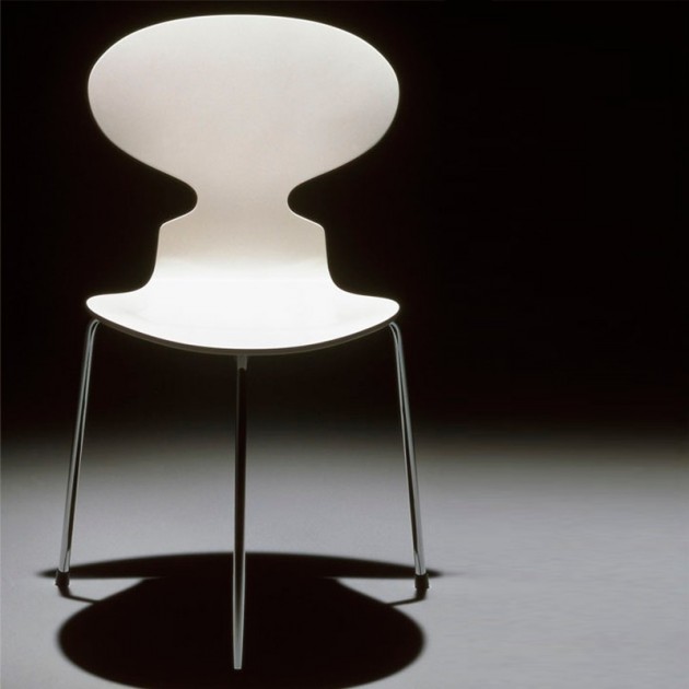 Silla Ant de Fritz Hansen diseñada por Jacobsen en Fresno teñido