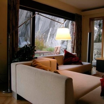 salón con Tolomeo Mega beige Artemide. salón con Tolomeo Mega beige Artemide.