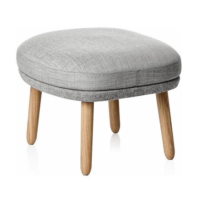 Reposa pies Ro con patas de madera de Fritz Hansen