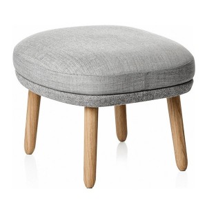 Reposa pies Ro con patas de madera de Fritz Hansen