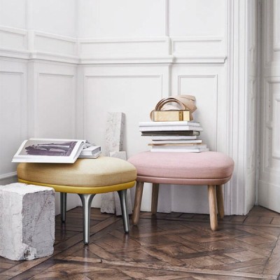 Reposa pies Ro con patas de madera de Fritz Hansen Reposa pies Ro con patas de madera de Fritz Hansen