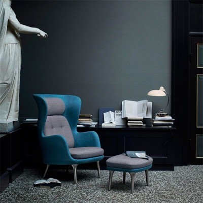 Reposa pies Ro con patas de madera de Fritz Hansen Reposa pies Ro con patas de madera de Fritz Hansen