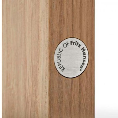 Essai table fixe par Fritz Hansen Essai table fixe par Fritz Hansen