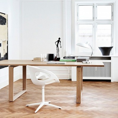 Essai table fixe par Fritz Hansen Essai table fixe par Fritz Hansen