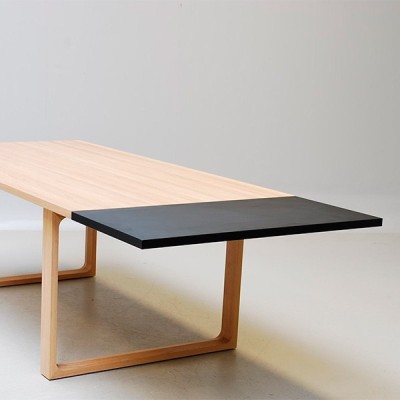 Mesa Essay extensible de Fritz Hansen en roble aceitado en Moises Showroom Mesa Essay extensible de Fritz Hansen en roble aceitado en Moises Showroom