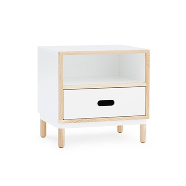 Mesilla Kabino roble color blanco de Normann copenhagen. Disponible en Moisés showroom