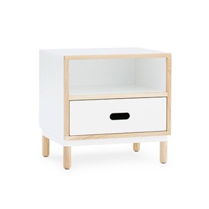 Mesilla Kabino roble color blanco de Normann copenhagen. Disponible en Moisés showroom