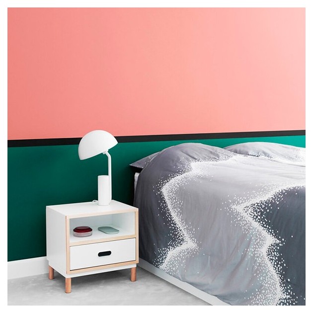 Dormitorio con Mesilla Kabino color blanco de Normann copenhagen