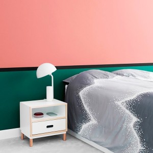 Dormitorio con Mesilla Kabino color blanco de Normann copenhagen