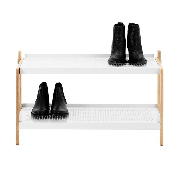 Muestra uso del Zapatero Sko Rack en color blanco de Normann copenhagen.