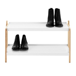 Muestra uso del Zapatero Sko Rack en color blanco de Normann copenhagen.