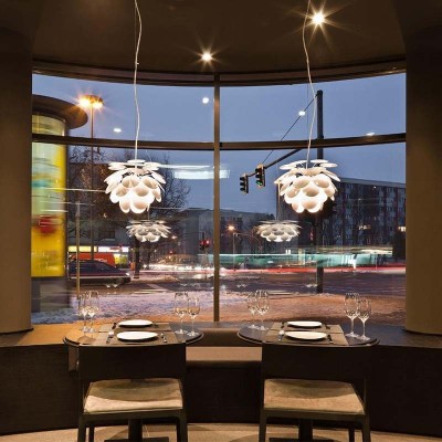 restaurante con lámpara suspensión Discocó 35 Marset blancas restaurante con lámpara suspensión Discocó 35 Marset blancas