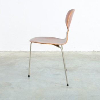 Silla Ant 3 patas con carcasa de madera diseñada por jacobsen en Moises Showroom Silla Ant 3 patas con carcasa de madera diseñada por jacobsen en Moises Showroom