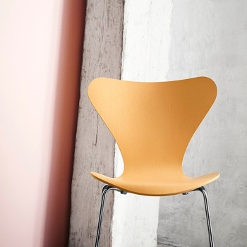 Series 7 chair in Fritz Hansenstained ash Series 7 chair in Fritz Hansenstained ash