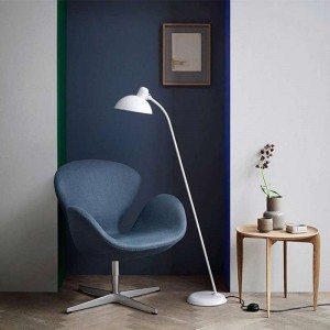 Hall con Lámpara de Pie Kaiser de Fritz Hansen color blanco