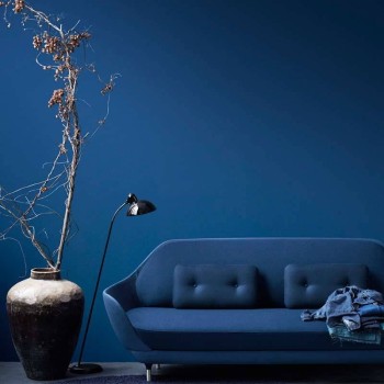 Estudio con Lámpara de Pie Kaiser de Fritz Hansen color negro Estudio con Lámpara de Pie Kaiser de Fritz Hansen color negro