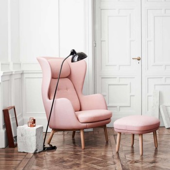 Ambiente con Lámpara de pie Kaiser Super y Butaca y reposapiés RO de Fritz Hansen Ambiente con Lámpara de pie Kaiser Super y Butaca y reposapiés RO de Fritz Hansen