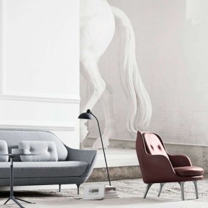 Ambiente con muebles y lámpara Kaiser de pie de Fritz Hansen