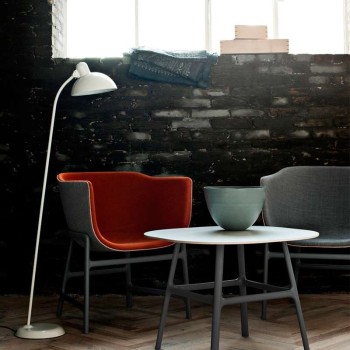 Espacio con lámpara de pie Kaiser y sillas de Fritz Hansen Espacio con lámpara de pie Kaiser y sillas de Fritz Hansen
