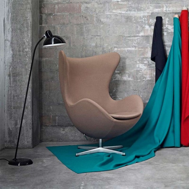 Lámpara de pie Kaiser color negro con Sillón Egg de Fritz Hansen