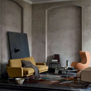 Interior con lámpara de pie Kaiser de Fritz Hansen