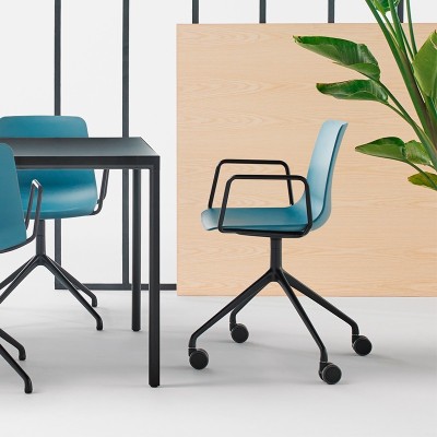 Silla Varya con brazos y ruedas - Inclass Silla Varya con brazos y ruedas - Inclass