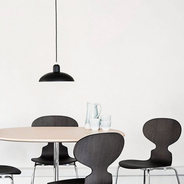 Mesa de reunión con Lámpara colgante Kaiser color negro mate de Fritz Hansen