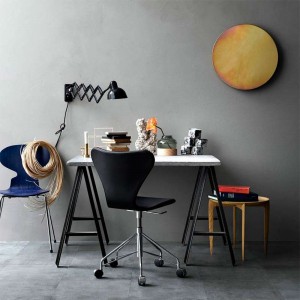 Ambiente con Lámpara Kaiser de pared color negro de Fritz Hansen