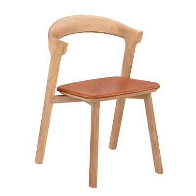 Silla Bok de Ethnicraft en roble y asiento tapizado cuero cognac en Moises Showroom Silla Bok de Ethnicraft en roble y asiento tapizado cuero cognac en Moises Showroom
