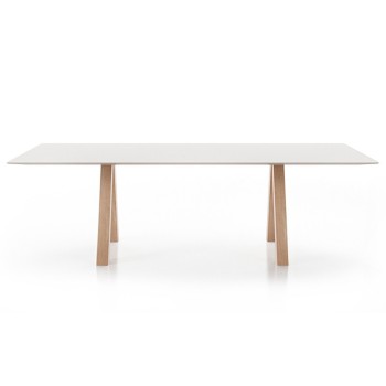 Mesa Trestle de Viccarbe en Moises Showroom